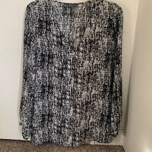 Vince Camuto long sleeved v-neck blouse